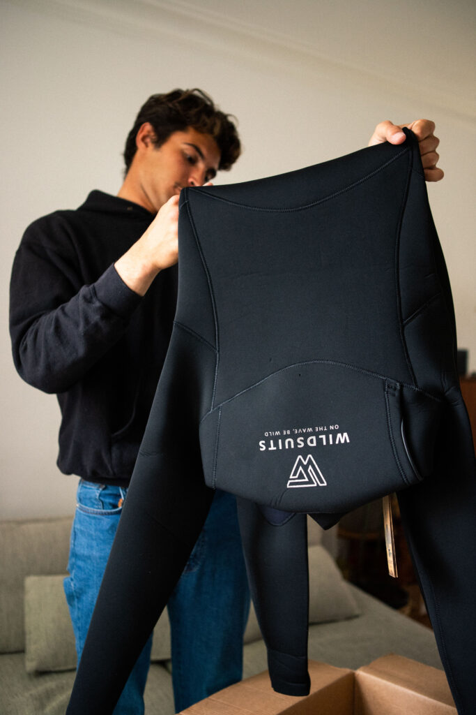 Youri Conradi avec une combinaison Wildsuits entre les mains