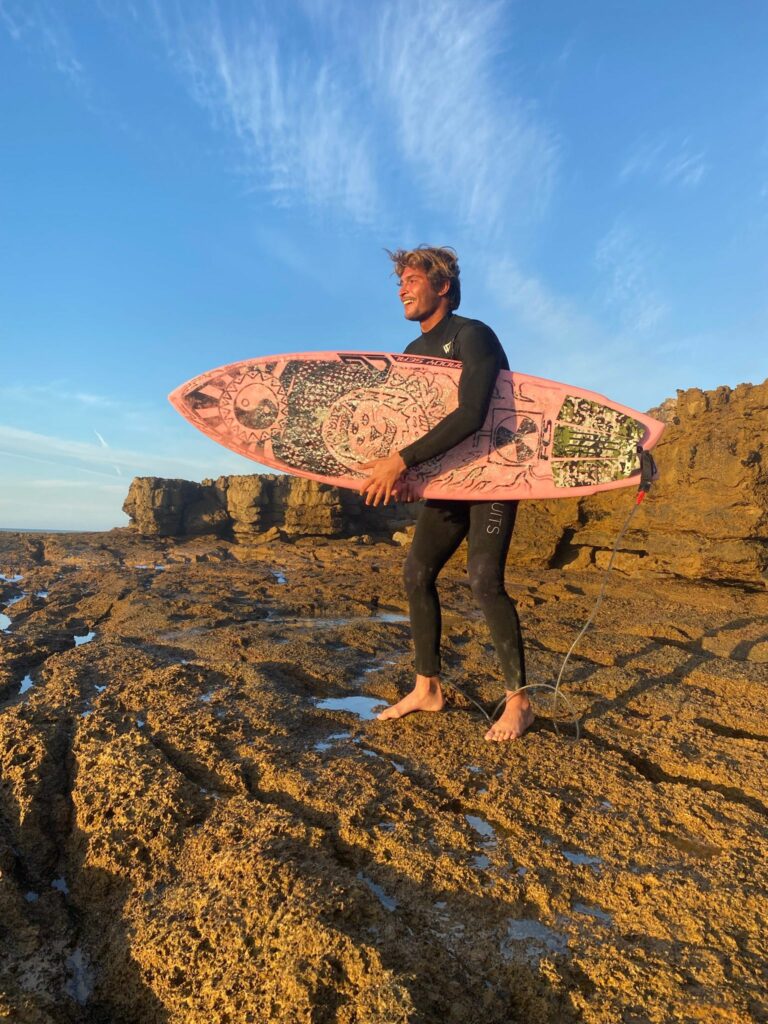 Youri Conradi, surfeur de la team Wildsuits checkant le spot de surf