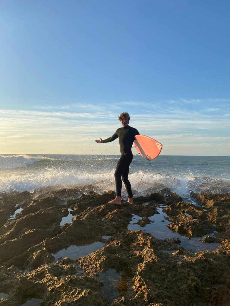 Youri Conradi, surfeur de la team Wildsuits avant de se mettre à l'eau